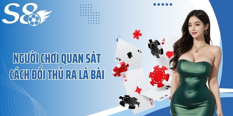 Người chơi quan sát cách đối thủ ra lá bài